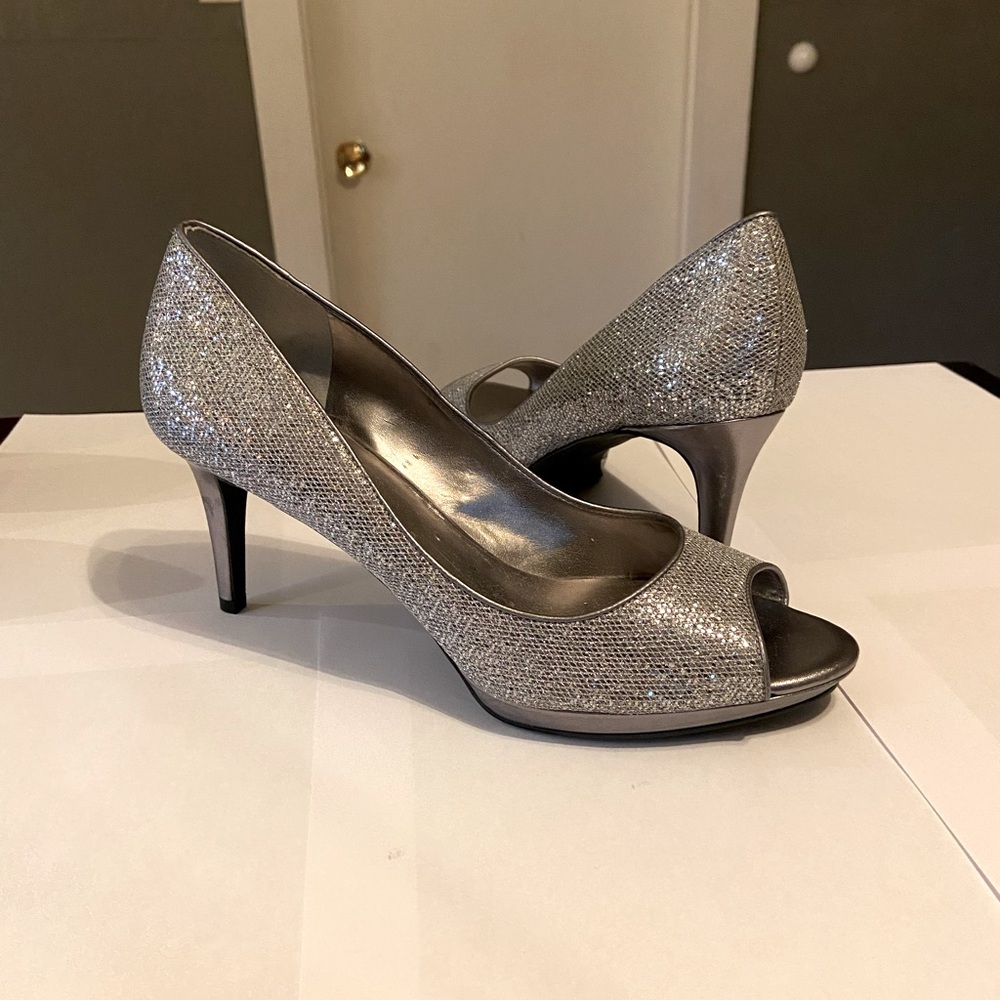 Nine West woman’s heals size 10 beautiful silver sparkly!!